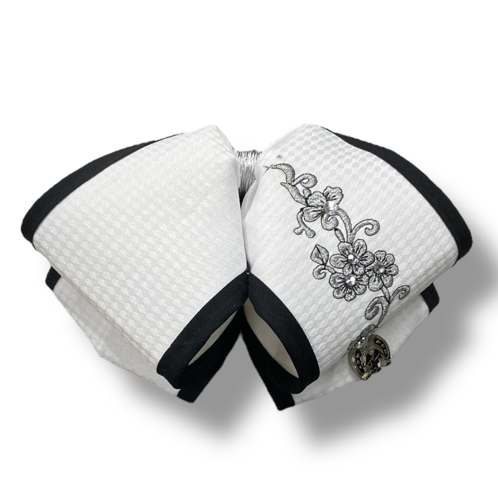 MOÑO BLANCO BORDADO Y BIES ADULTO (Opción 1)