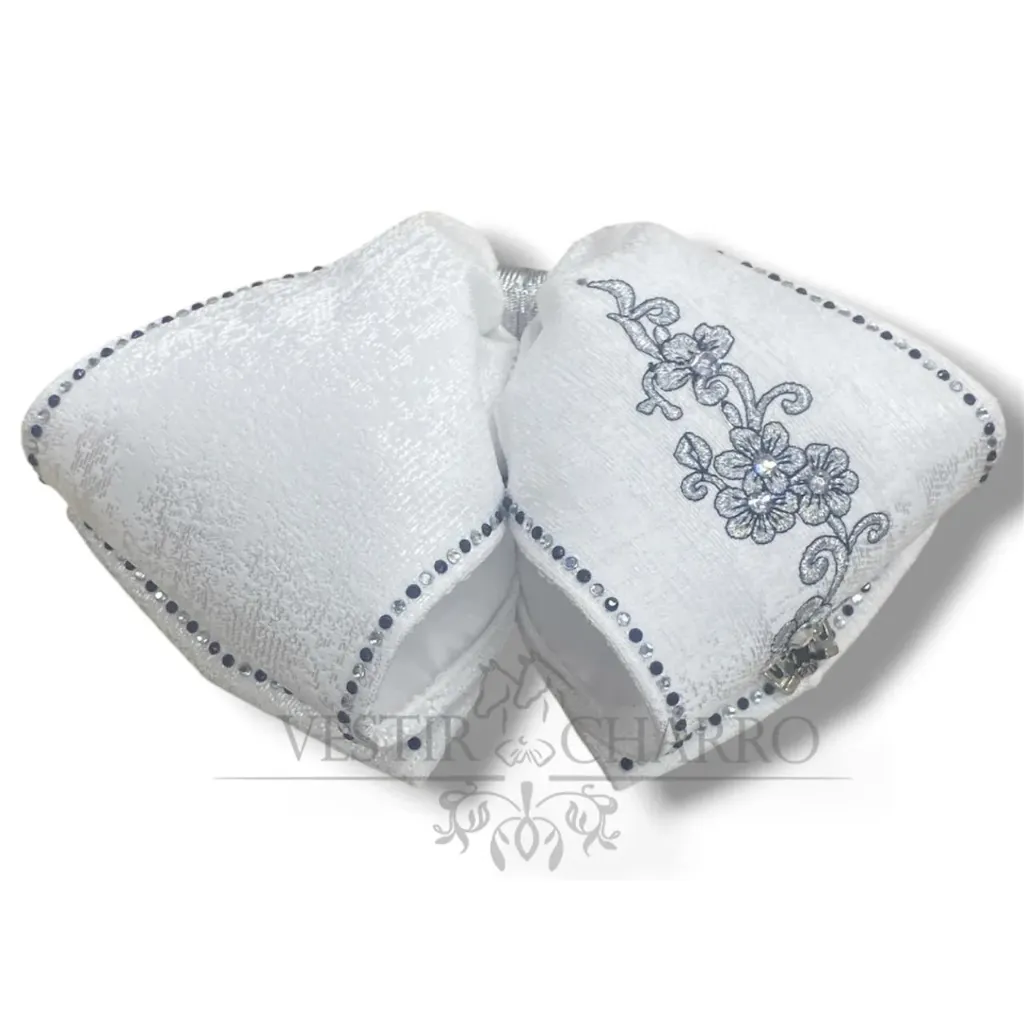 MOÑO BLANCO BORDADO Y PIEDRAS ADULTO