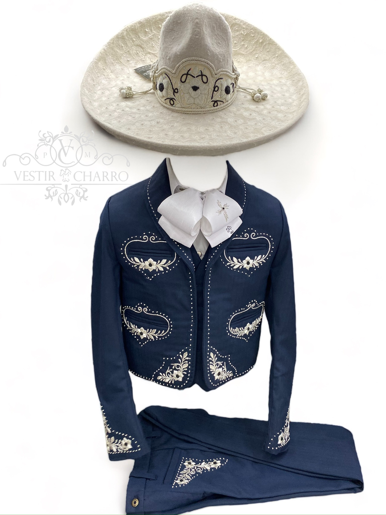 TRAJE AZUL BORDADO EN CANUTILLO
