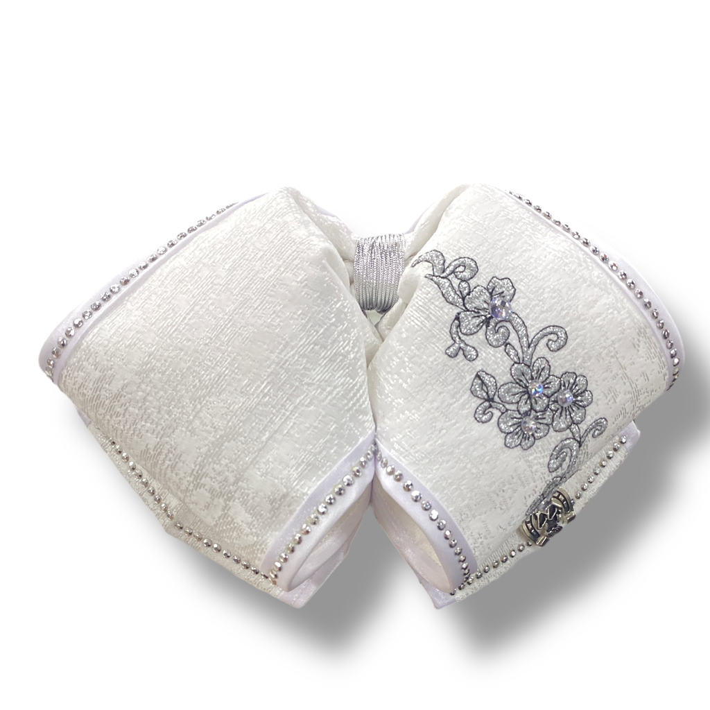 MOÑO BLANCO BORDADO BIES Y PIEDRAS ADULTO (opcion 3)