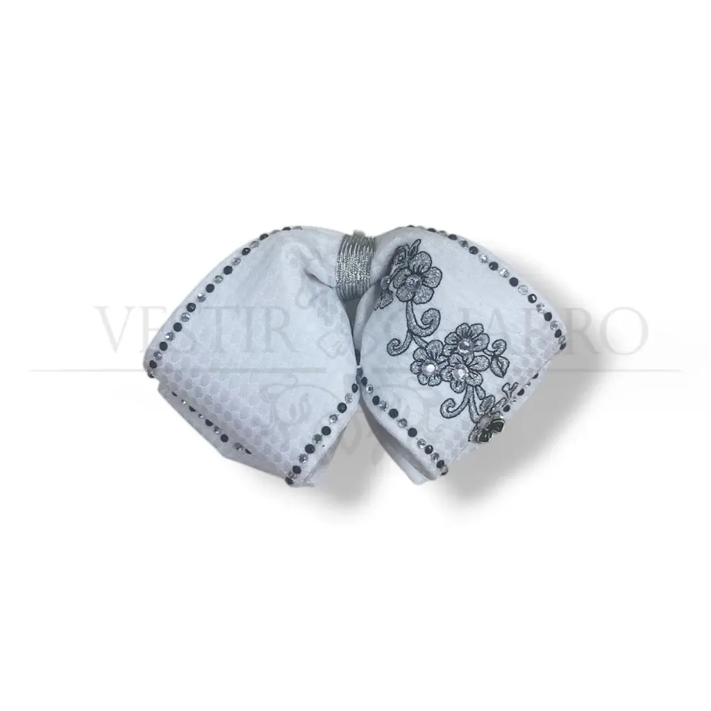 MOÑO BLANCO BORDADO CON PIEDRAS NIÑO 3-5