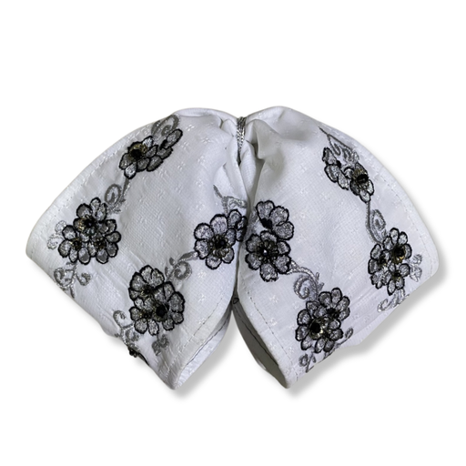 MOÑO BLANCO BORDADO Y BIES ADULTO